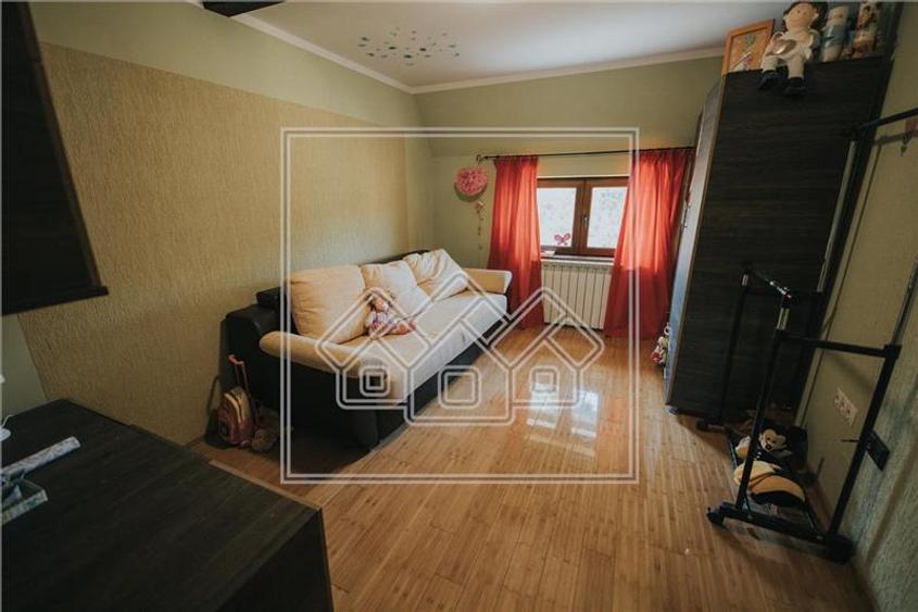 Casă individuală cu 7 camere cu Canalizare în Central