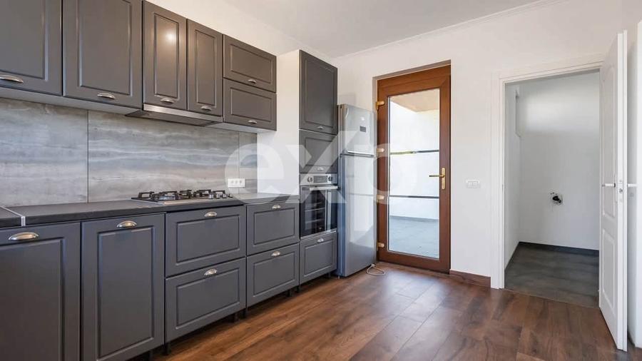Casă individuală cu 8 camere cu Teren 930 Mp în Dumbrăvița
