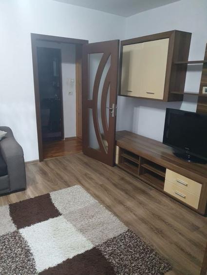 Apartament cu 4 camere semidecomandat în Miorița