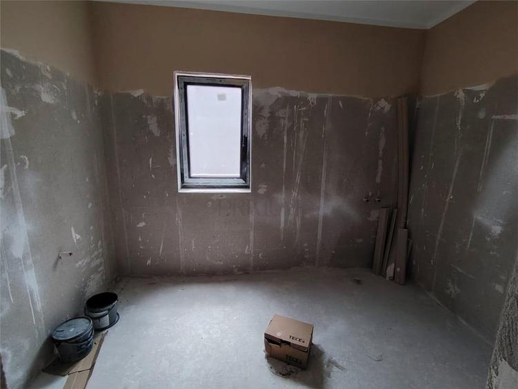 Duplex despartit prin C.T. - spatios - 5 camere - bucatarie - 9