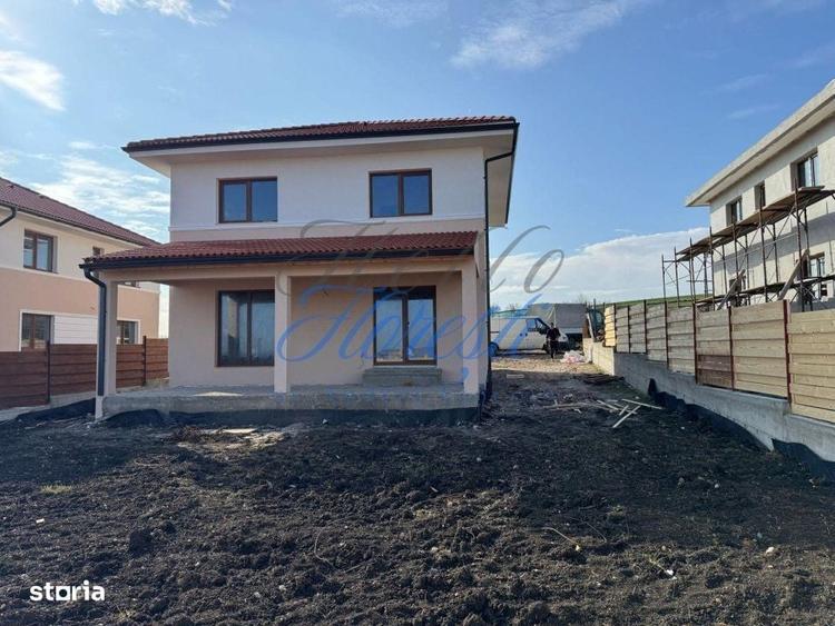 Casă cu 4 camere în Dezmir
