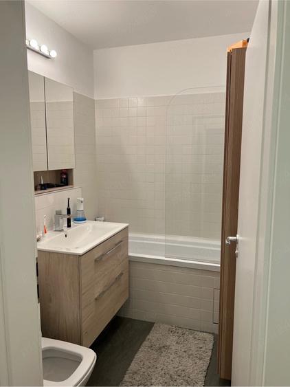 Apartament cu 3 camere semidecomandat, mobilat în Tineretului