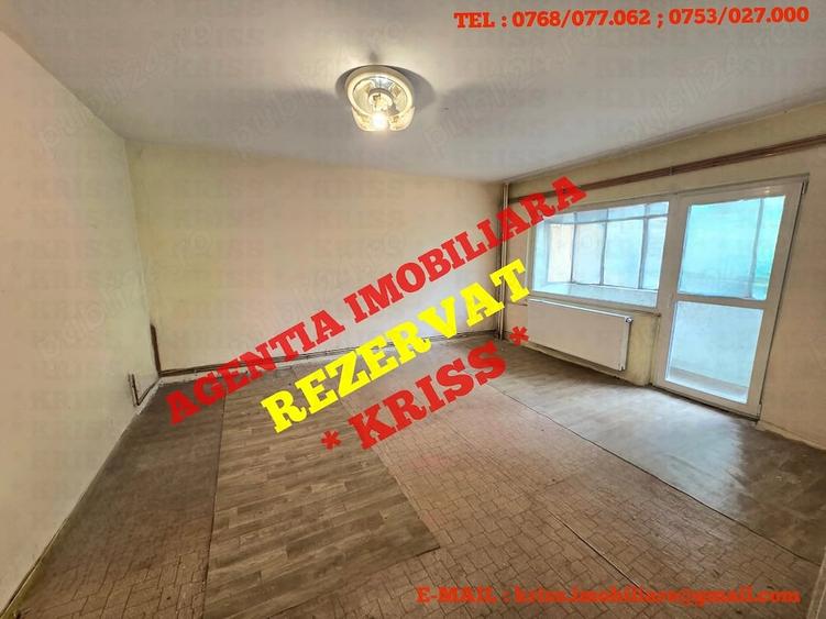 Apartament cu 3 camere decomandat în Teilor