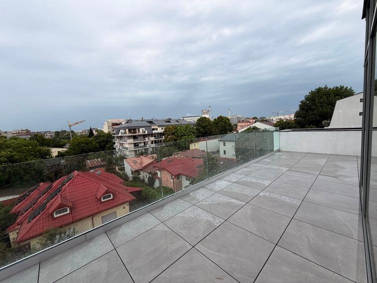 Penthouse cu 4 camere decomandat în Mihai Bravu