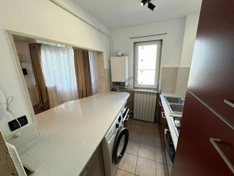 Apartament cu 4 camere semidecomandat în Mircea cel Bătrân
