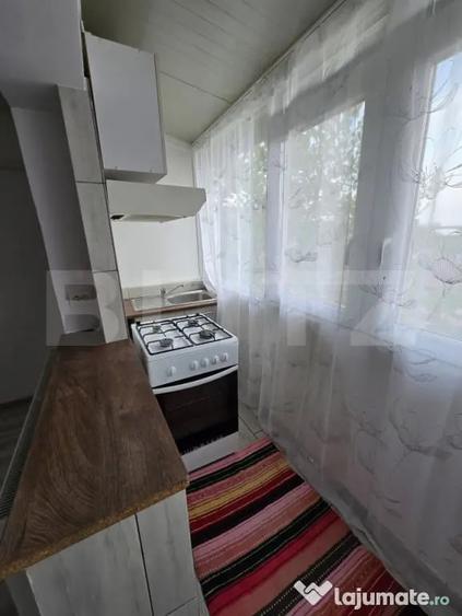 Apartament cu 3 camere semidecomandat în Soarelui