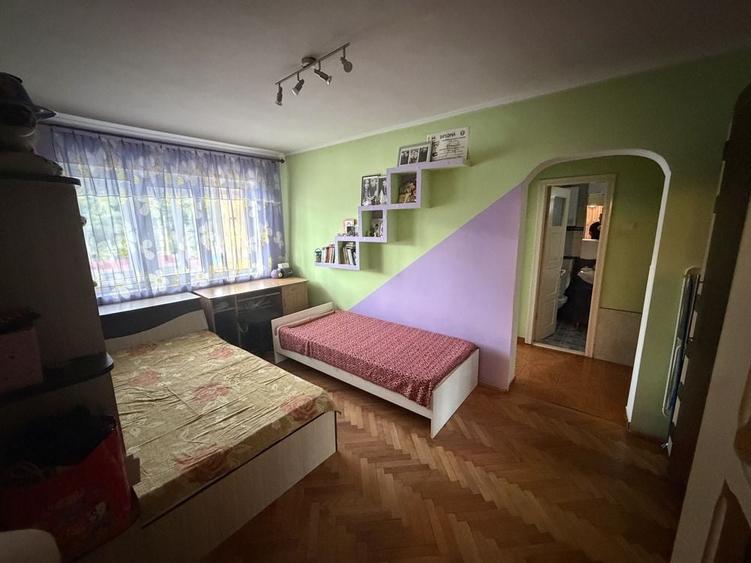 Apartament cu 4 camere semidecomandat în Central