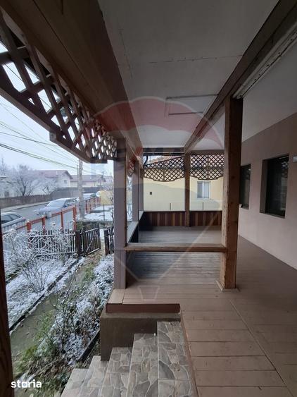Casă cu 4 camere cu Teren 1478 Mp în Măneciu