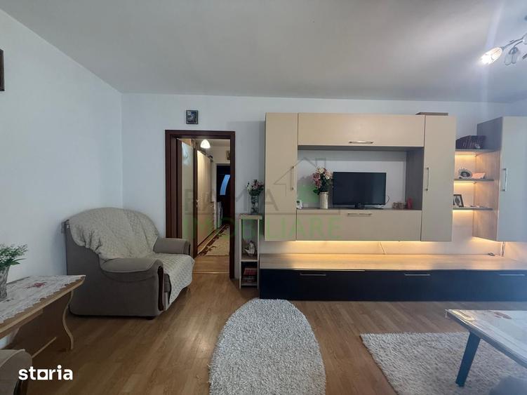 Apartament cu 3 camere semidecomandat, mobilat în Tractorul