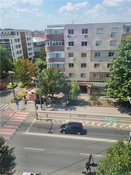 Penthouse cu 5 camere decomandat în 1 Mai