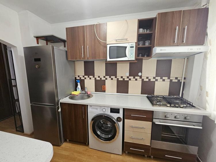 Apartament cu 3 camere semidecomandat în Negru Vodă