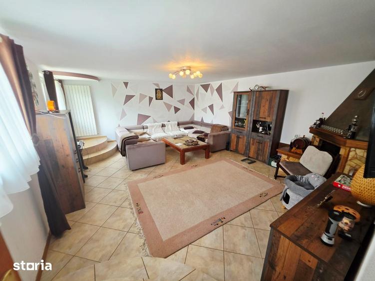 Casă cu 5 camere cu Teren 393 Mp în Coțofenești