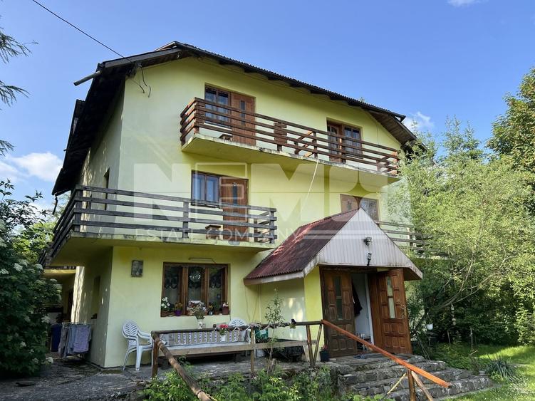Casă individuală cu 8 camere cu Canalizare în Sucevița