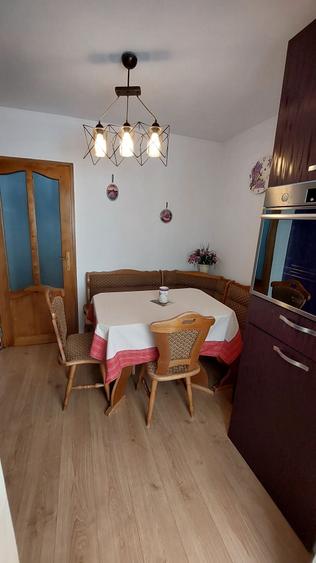 Apartament cu 3 camere decomandat în Sârbi