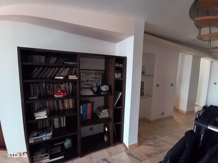 Apartament cu 4 camere în Roșu