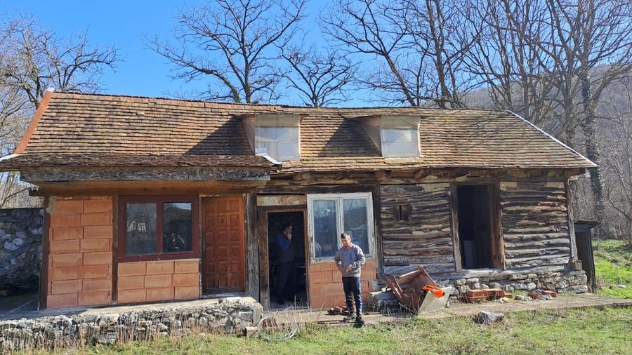 Casă individuală cu 2 camere cu Teren 2940 Mp în Ciclova Română