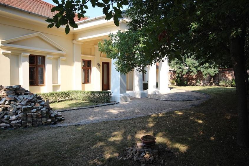 Casă individuală cu 6 camere cu Canalizare în Badea Cârțan