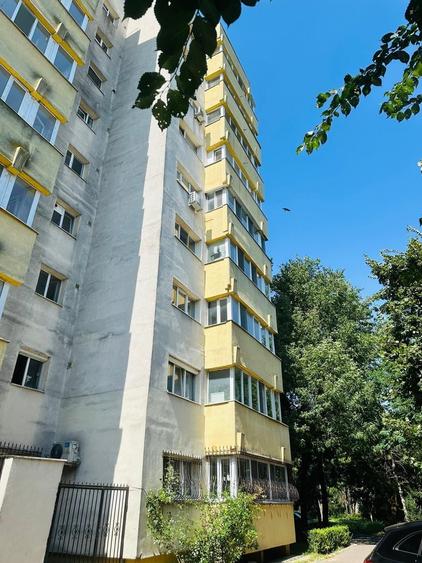 Apartament cu 4 camere decomandat în Doamna Ghica