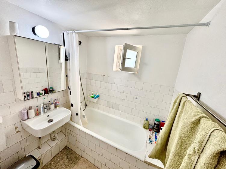 Apartament cu 3 camere decomandat în Titan