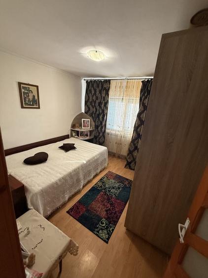 Apartament cu 4 camere decomandat în Craiovița Nouă