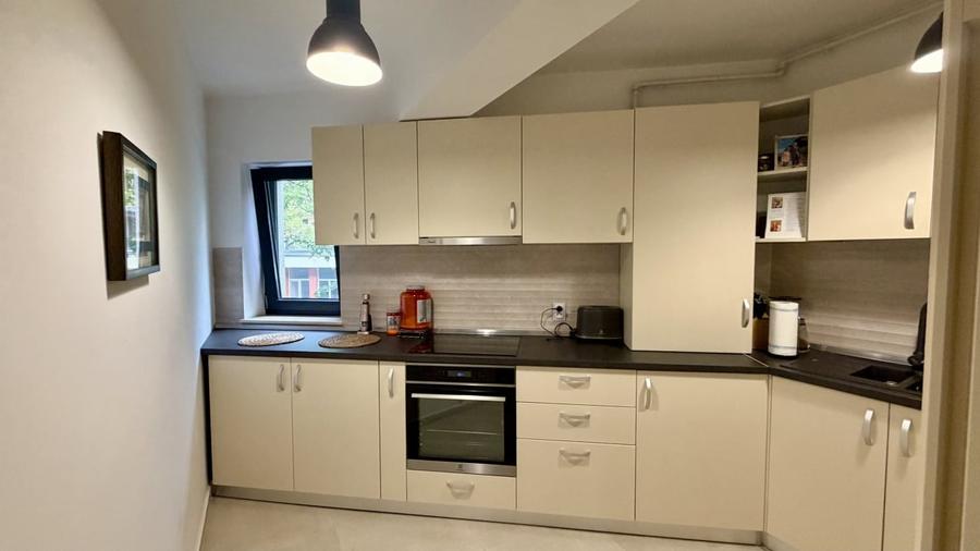 Apartament cu 3 camere semidecomandat, mobilat în Ultracentral