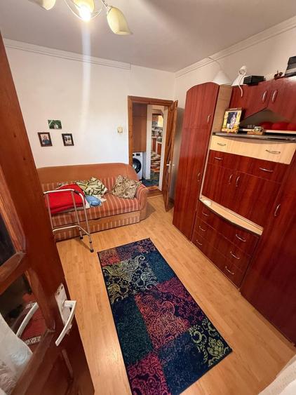 Apartament cu 4 camere decomandat în Craiovița Nouă