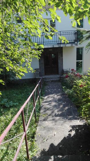 Casă individuală cu 7 camere cu Teren 2000 Mp în Breaza de Jos