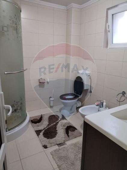 Casă individuală cu 6 camere cu Teren 3275 Mp în Periferie