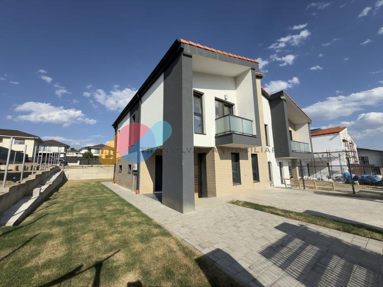 Duplex cu 4 camere cu Canalizare în Chinteni