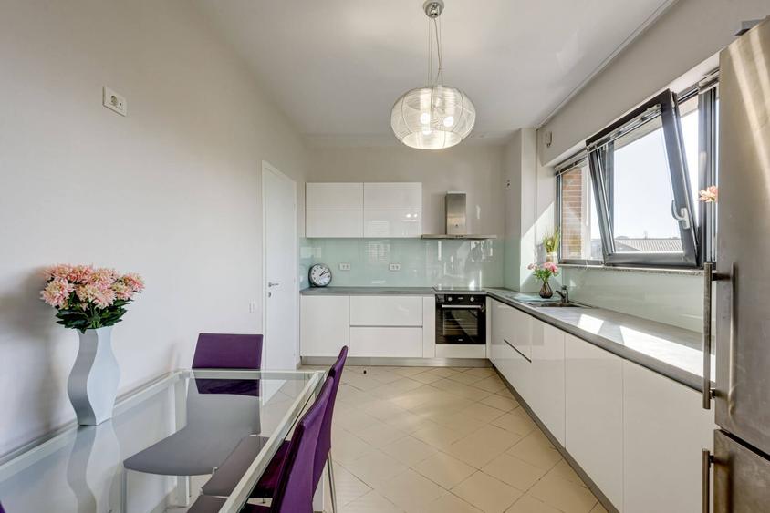 Apartament cu 4 camere decomandat, mobilat în Herăstrău