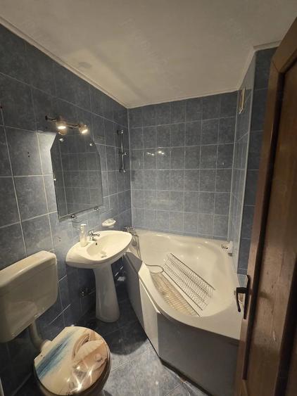 Apartament cu 3 camere semidecomandat în Titan
