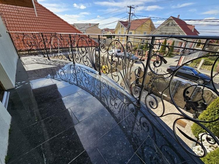 Casă individuală cu 5 camere cu Canalizare în Calea Poplăcii