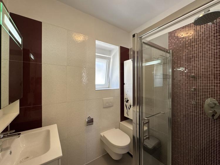 Casă individuală cu 8 camere cu Teren 500 Mp în Odăi