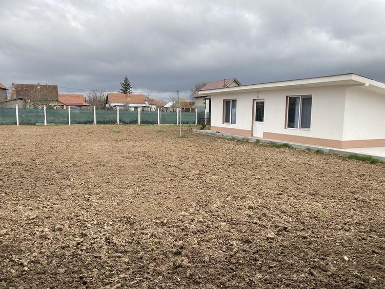 Casă cu 3 camere cu Teren 1000 Mp în Sălard