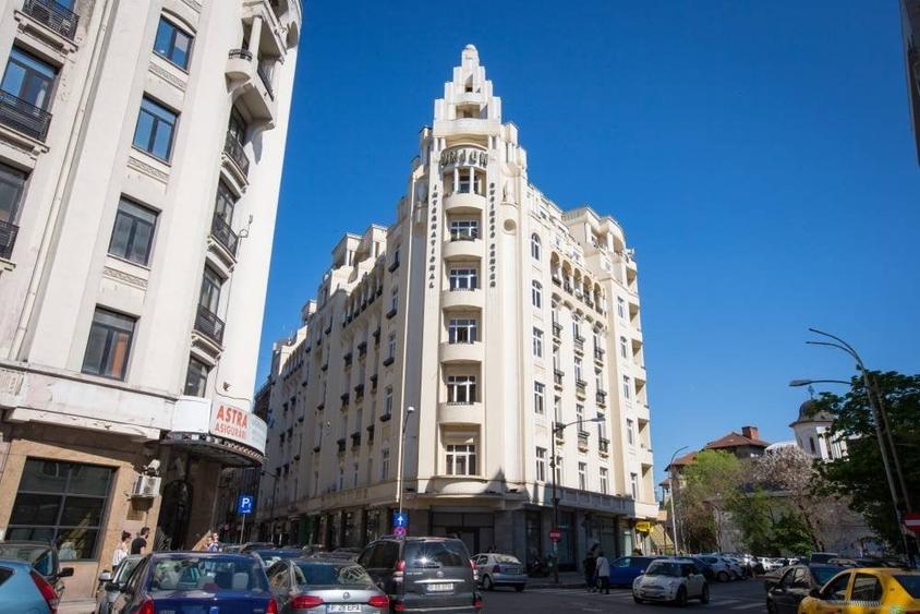 Birou, de 8,800 mp, în Universitate