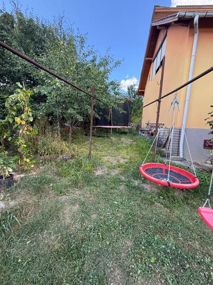 Casă cu 4 camere în Șișești
