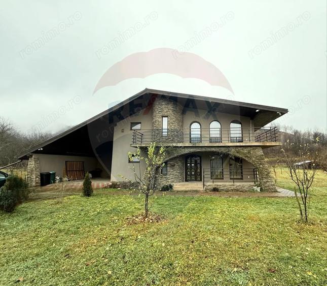 Casă cu 5 camere cu Teren 6117 Mp în Voislova