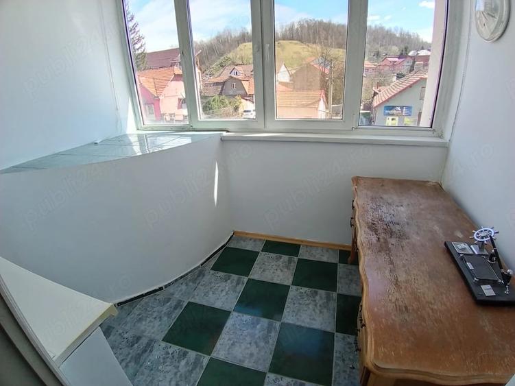 Apartament cu 4 camere semidecomandat în Petros