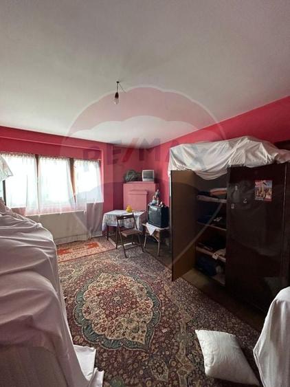 Casă individuală cu 10 camere cu Teren 154 Mp în Central