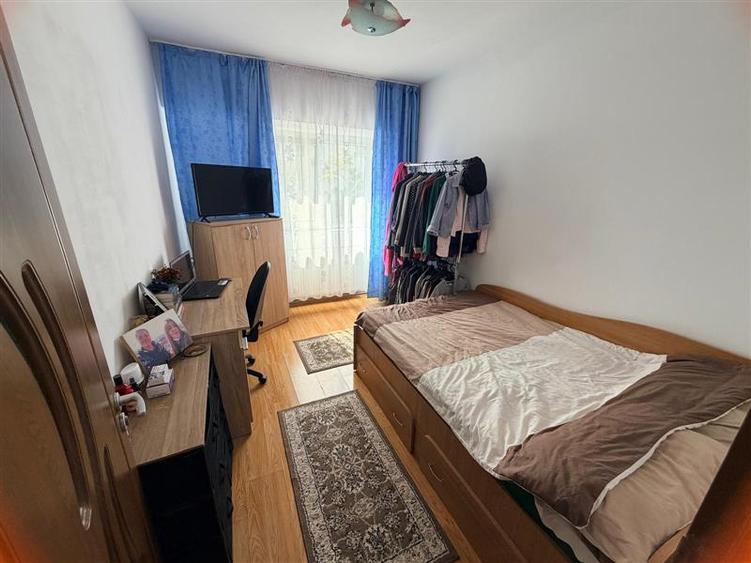 Apartament cu 3 camere decomandat, mobilat în Dacia