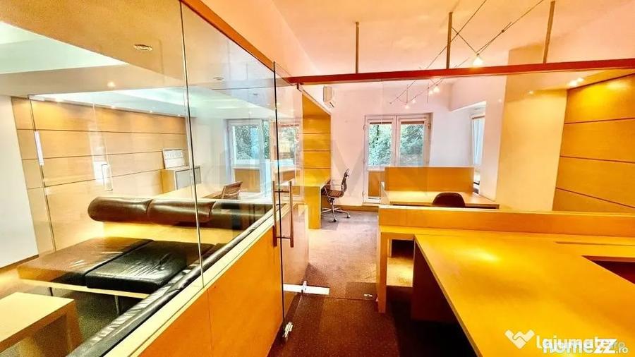 Apartament cu 5 camere semidecomandat în Romană