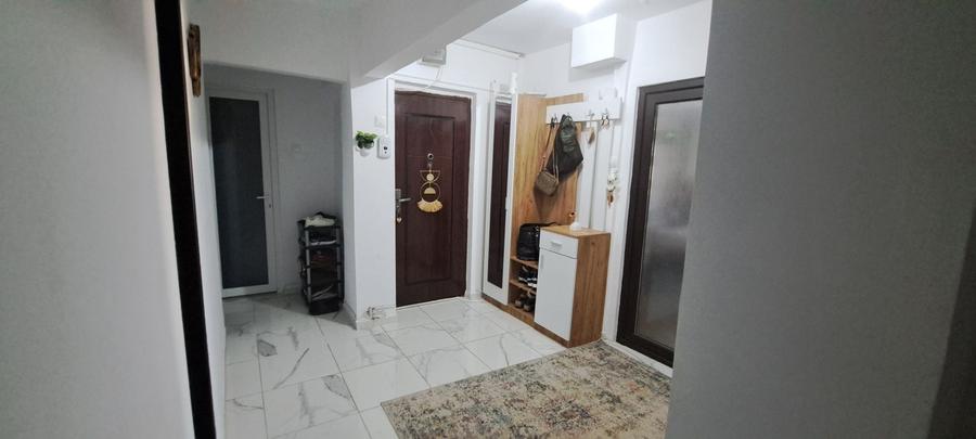 Apartament cu 4 camere decomandat în Est