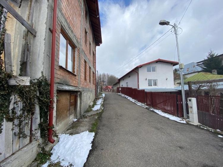 Casă individuală cu 8 camere cu Teren 401 Mp în Central