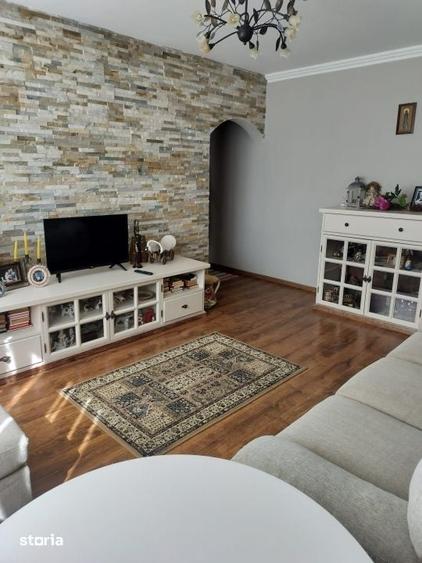Apartament cu 3 camere semidecomandat în Craiovița Nouă