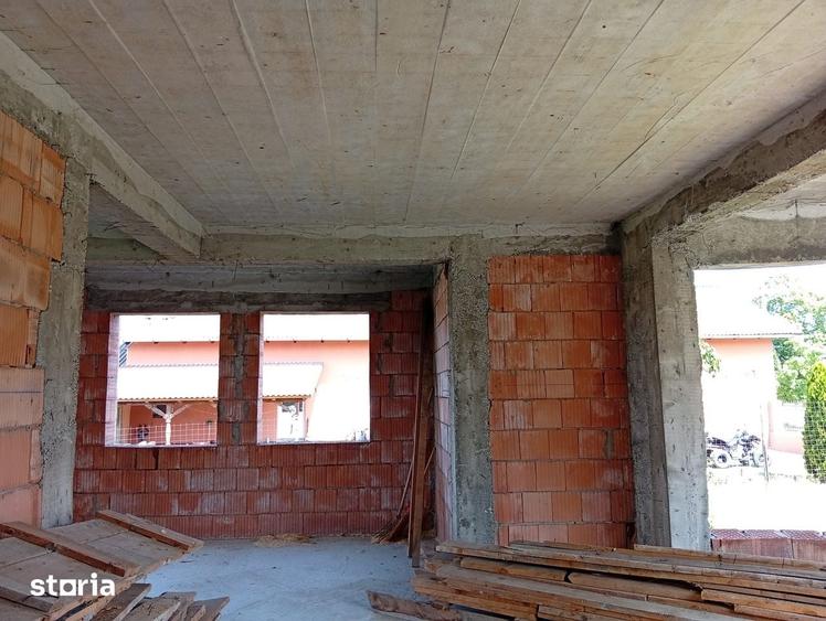 Casă cu 5 camere cu Teren 1660 Mp în Semlac