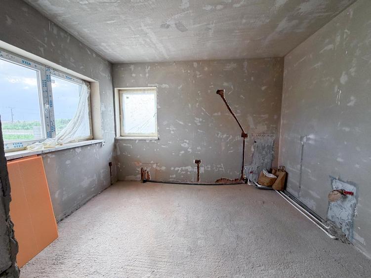Duplex cu 3 camere cu Canalizare în Cristian