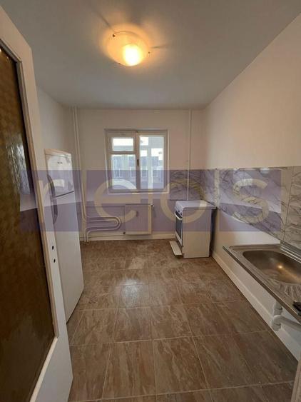 Apartament cu 3 camere decomandat în Dristor