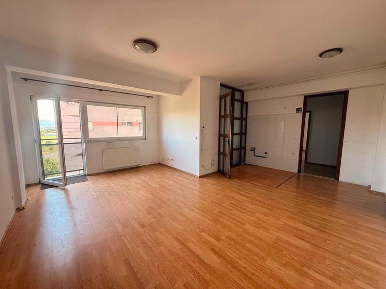 Apartament cu 2 camere semidecomandat în Independenței