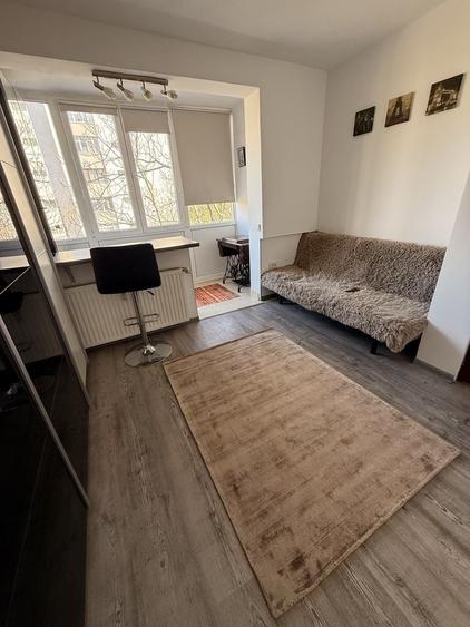 Apartament cu 3 camere semidecomandat în Giulești
