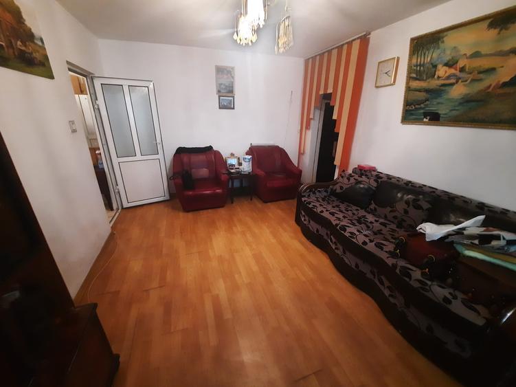 Apartament cu 3 camere semidecomandat, mobilat în Baza 3